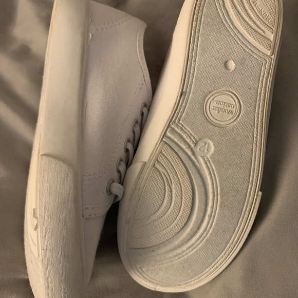 Barely worn girls white sneaker - Picture 3 of 3